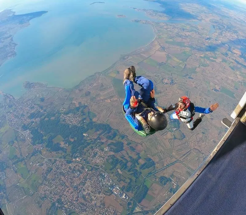 Pratiquant de parachutisme en chute libre lors d'un stage PAC près de La Rochelle