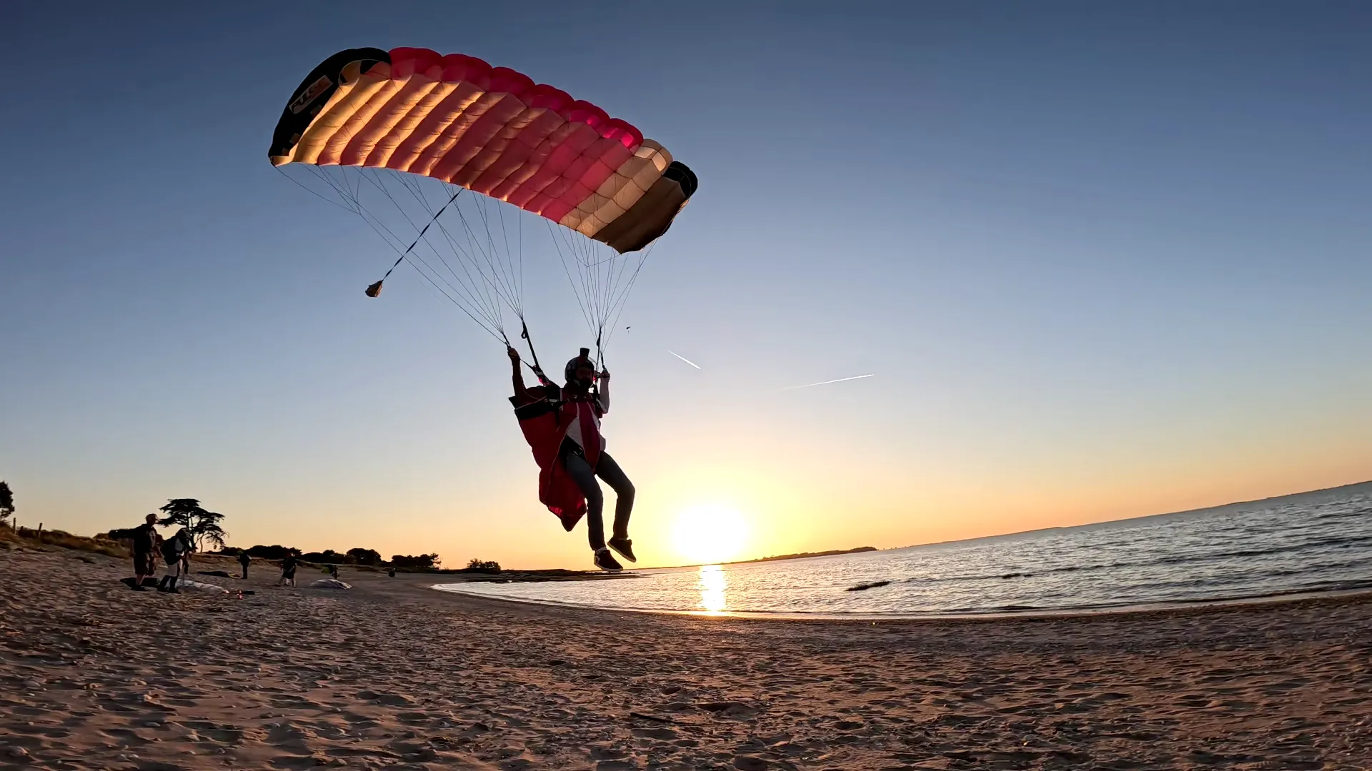 Atterrissage en parachute sur la plage en Charente-Maritime