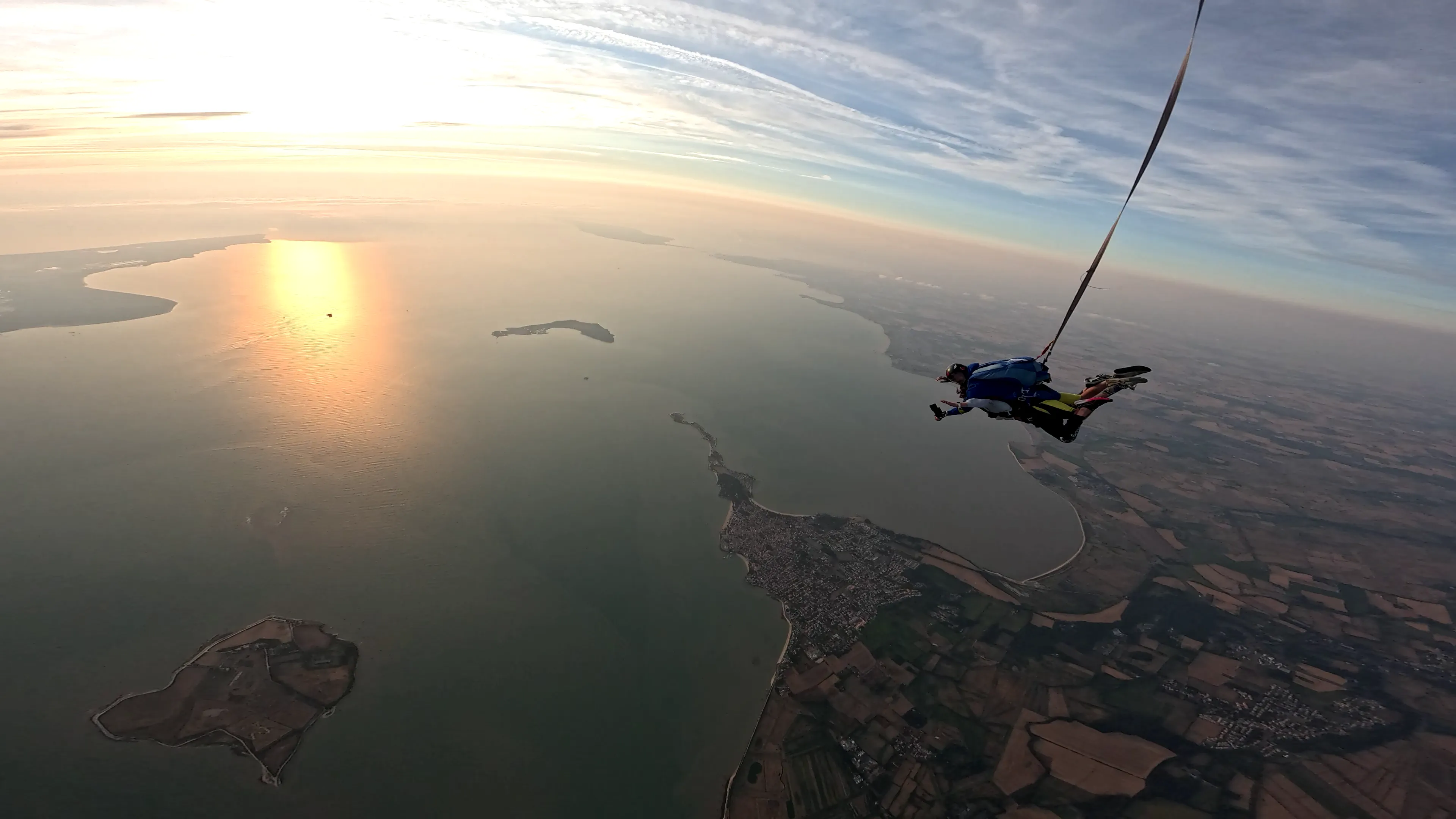 Groupe de parachutistes sur la plage en Charente-Maritime après un saut en parachute