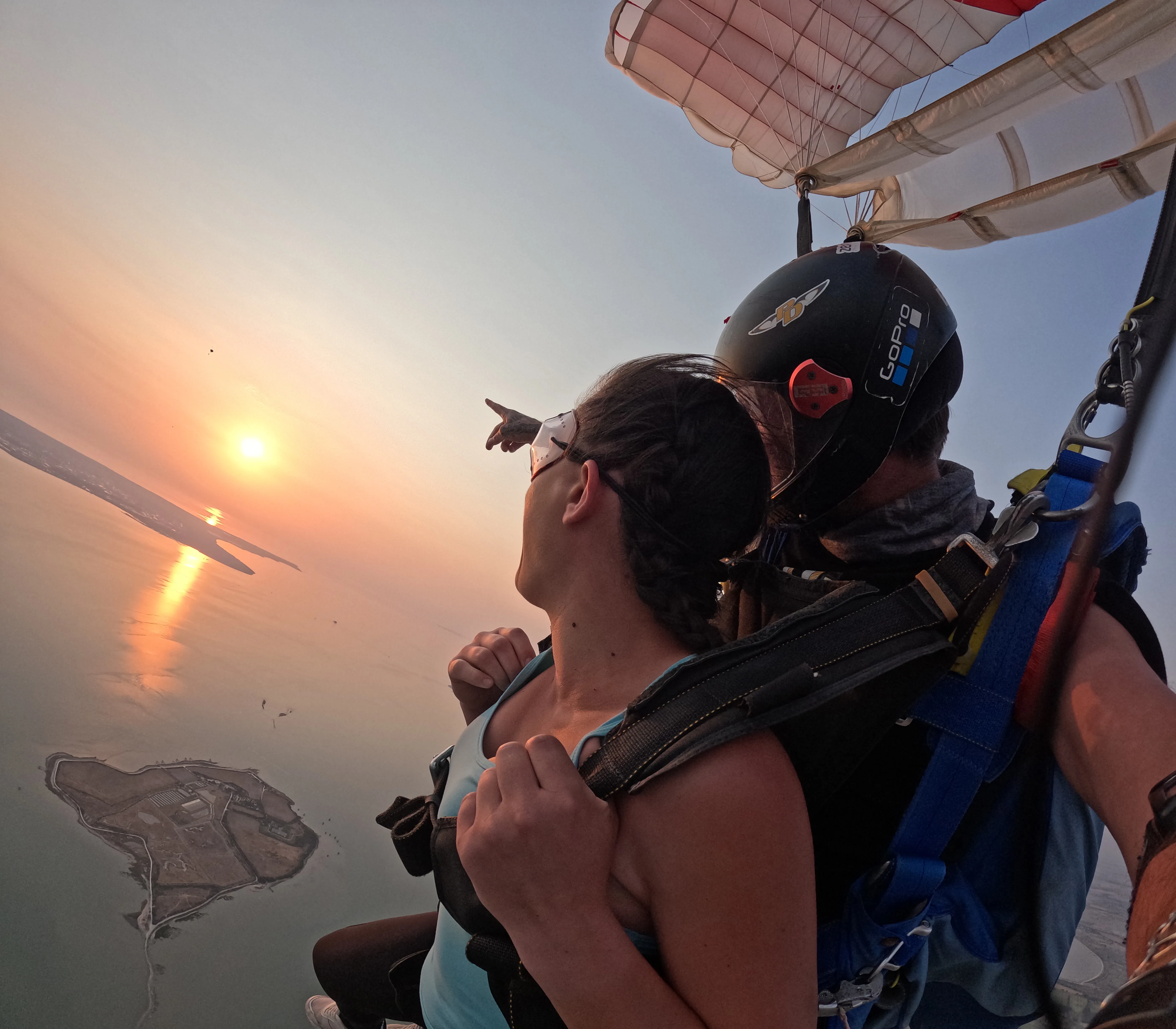 Vue aérienne du littoral charentais pendant un saut en parachute avec atterrissage sur plage